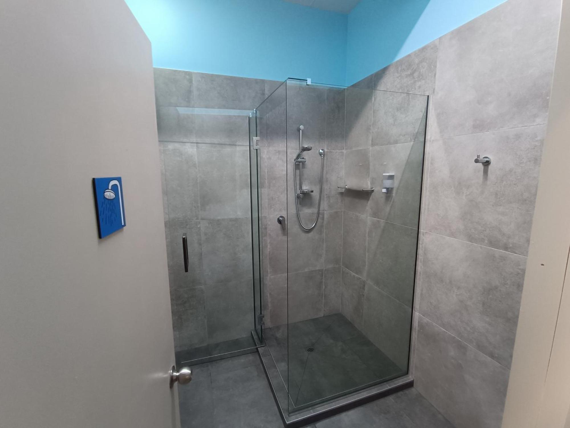 Urbanz Hostel Christchurch Exterior photo A shower cubicle