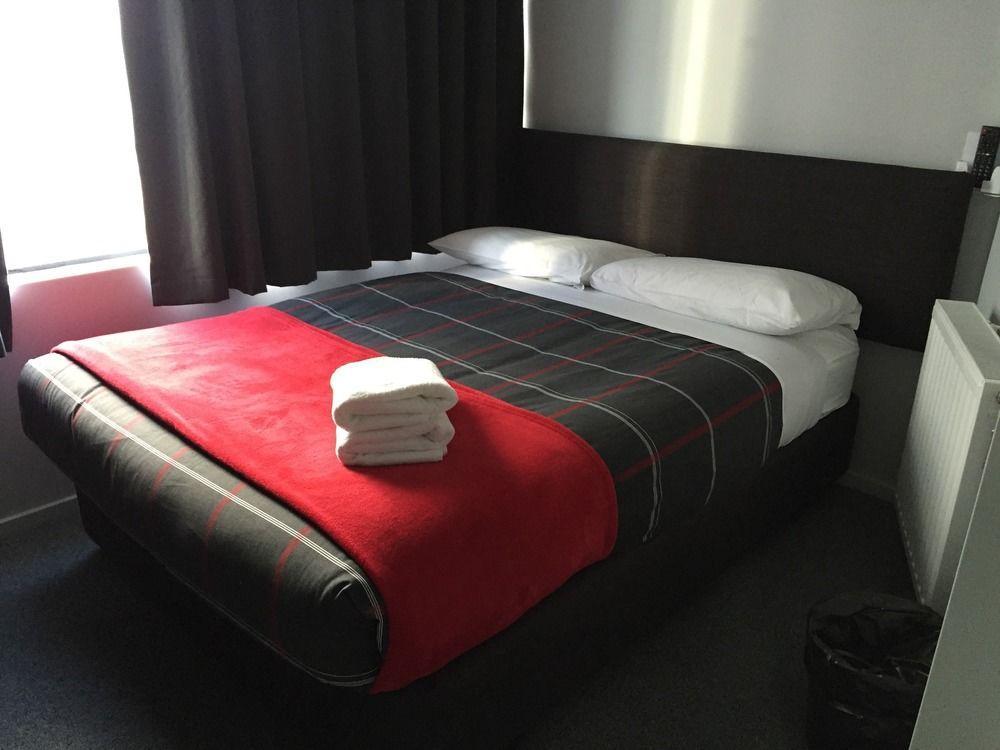 Urbanz Hostel Christchurch Exterior photo A typical room at the hotel